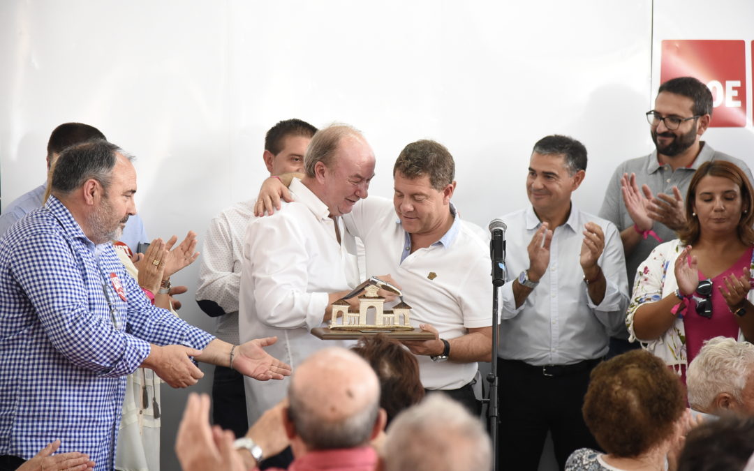 GARCÍA-PAGE ENTREGA LOS PREMIOS PABLO IGLESIAS A MANUEL PÉREZ CASTELL Y LA ASOCIACIÓN DESARROLLO