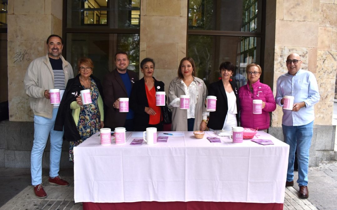 las concejalas, Amparo Torres y Ana Albaladejo, y los ediles Manu Martínez, Jacinto Navarro y Roberto Tejada han visitado la mesa informativa ubicada en la puerta del Ayuntamiento de Albacete