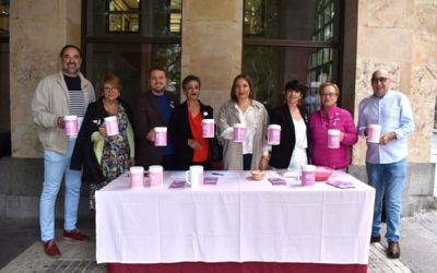 Las concejalas, Amparo Torres y Ana Albaladejo, y los ediles Manu Martínez, Jacinto Navarro y Roberto Tejada han visitado la mesa informativa ubicada en la puerta del Ayuntamiento de Albacete