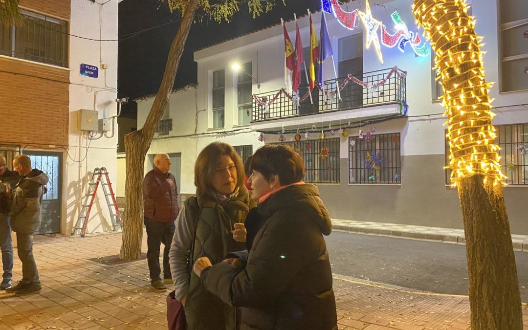 El espíritu de la Navidad fluye por las calles de El Salobral, tras el encendido de su iluminación especial.