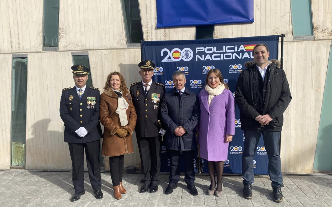 Amparo Torres, Jacinto Navarro y María José López han participado hoy en el izado de la bandera de España, dentro del 200 aniversario del nacimiento de la Policía Nacional , un acto que ha incluido, además, un homenaje a los agentes fallecidos en acto de servicio.