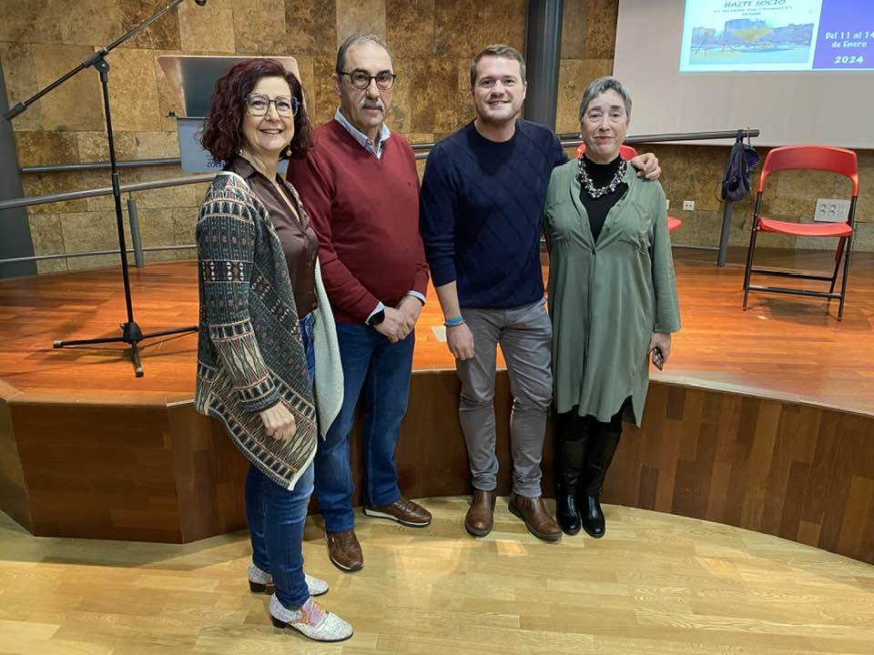 Tarde de pregones en este viernes gélido y de inicio de las fiestas de barrios como en el caso del de San Antonio Abad.