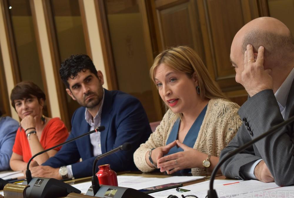 El alcalde se opone a la mejora del Negociado de Asuntos Europeos “porque no creen en las oportunidades que brinda Europa a Albacete”