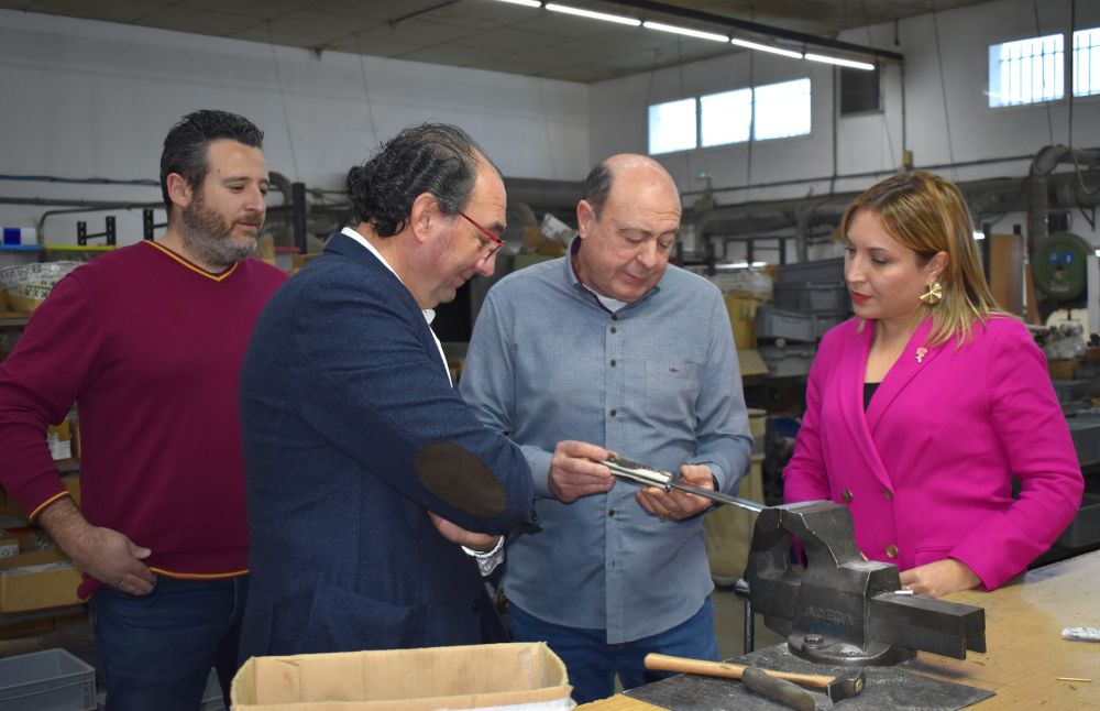 La portavoz del Grupo Municipal Socialista en el Ayuntamiento de Albacete, Amparo Torres, y el concejal Camilo Abietar, han visitado esta mañana las instalaciones de la empresa Joker