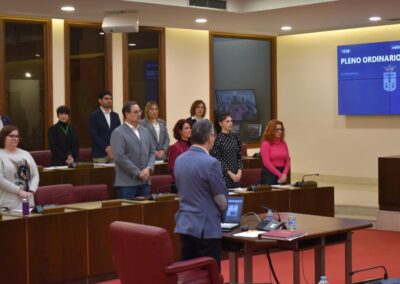 El pleno del Ayuntamiento ha vuelto a iniciar su sesión guardando un minuto de silencio en memoria de las asesinadas durante el pasado año.