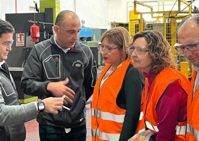 Amparo Torres destaca el valor añadido que aporta la especialización industrial a la economía local